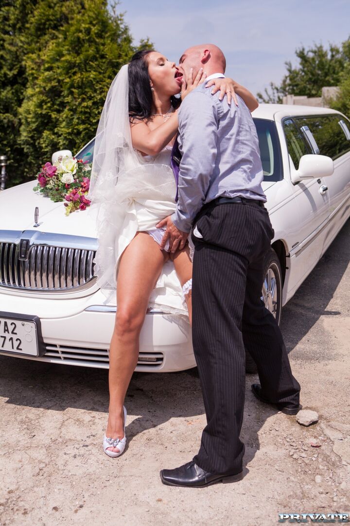 Victoria Blaze In Here Cums The Bride