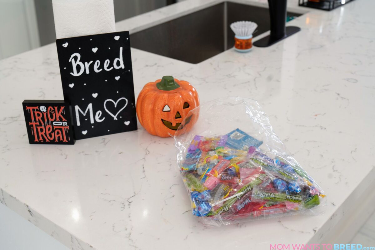 Stepmoms Tricks Are Treats - S7:E10