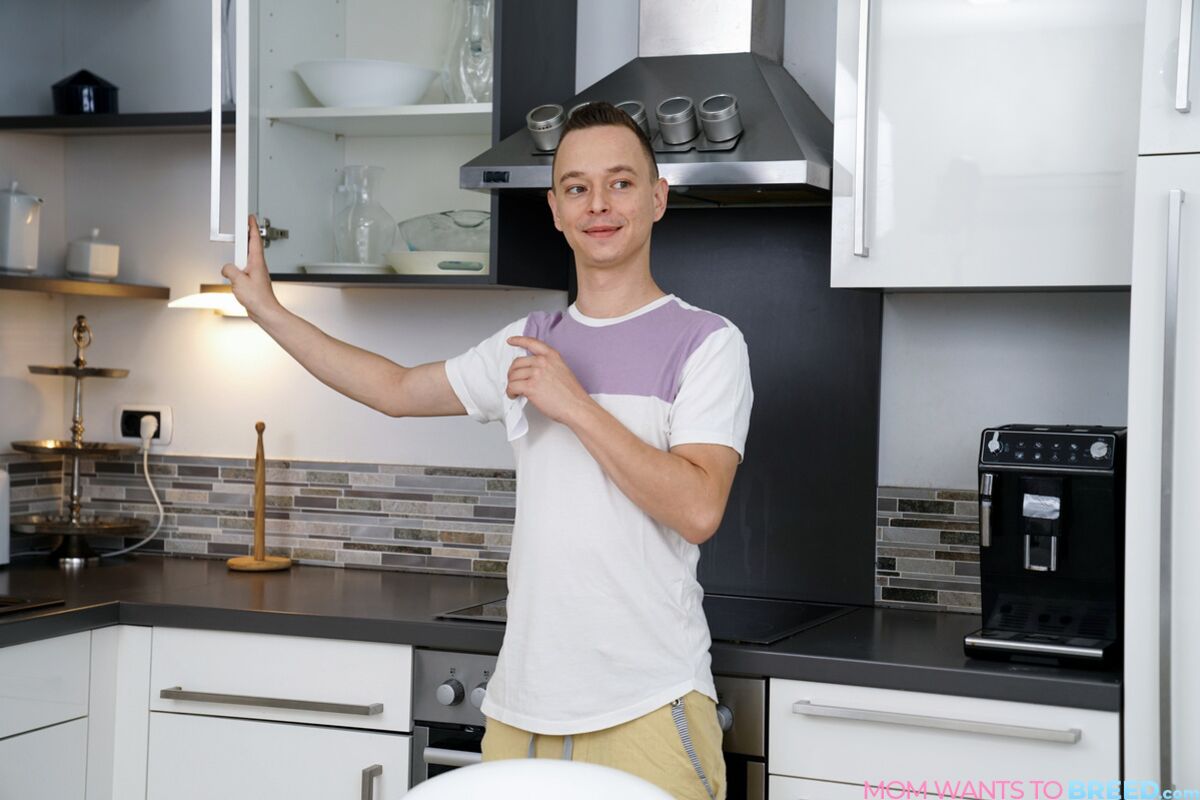 Stepmoms Scavenger Hunt For Cum - S8:E1