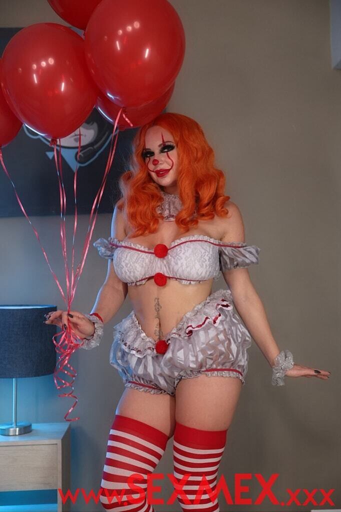 THE SPOOKY HOT CLOWNETTE . Emily Thorne