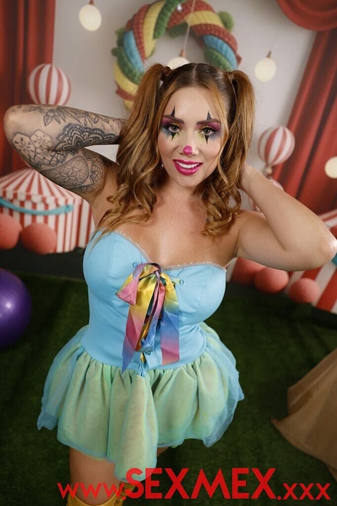 SEXY LITTLE CLOWN . Sara Blonde