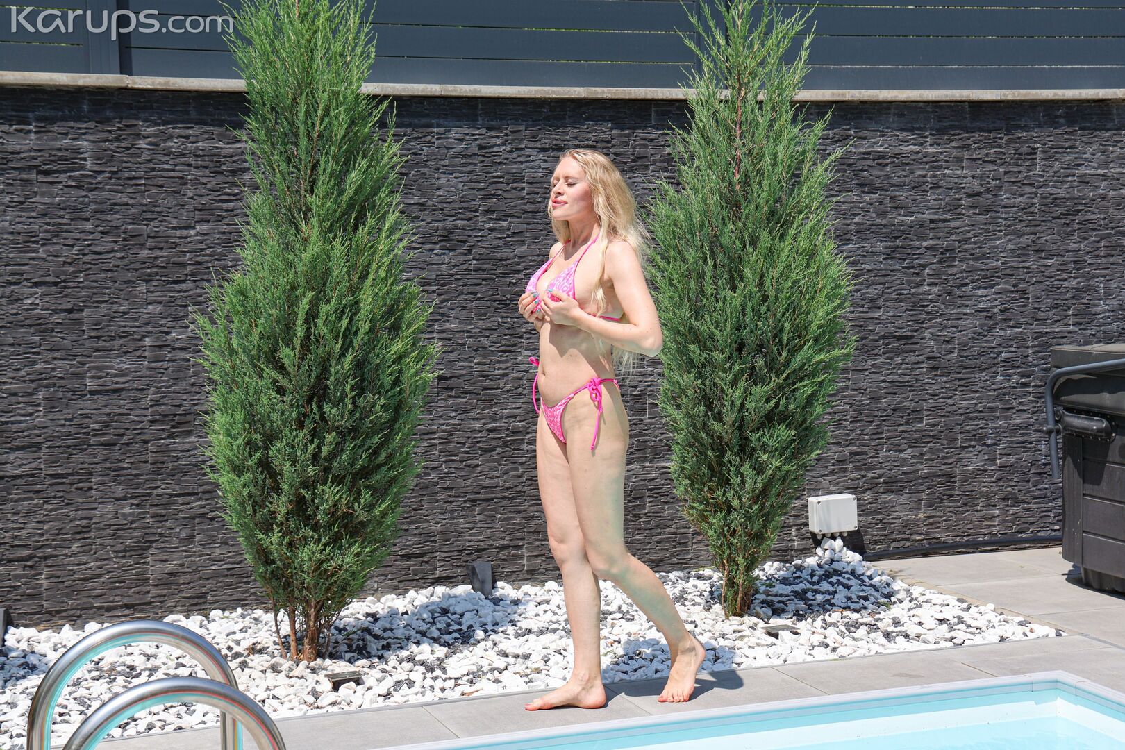 Bikini MILF POV