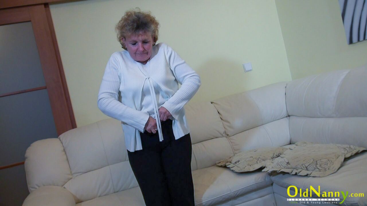 HAIRY MATURE GETTING REALLY NASTY