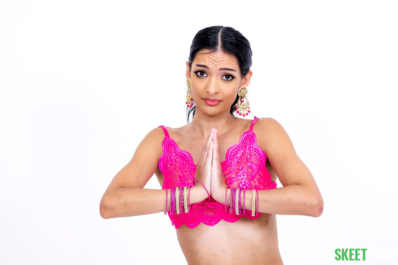 Meet the Sari-Sisters: Indian Twins Share Their First Cock