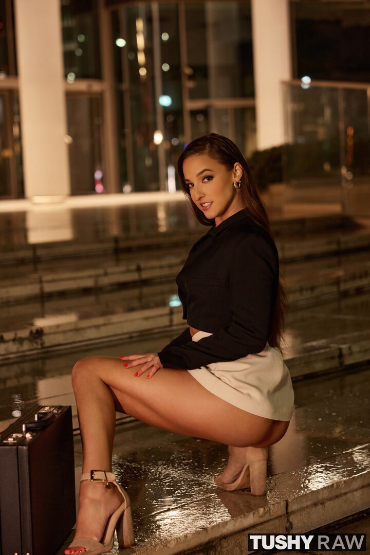Bubble-Butt Baddie Gets Her Ass Pounded