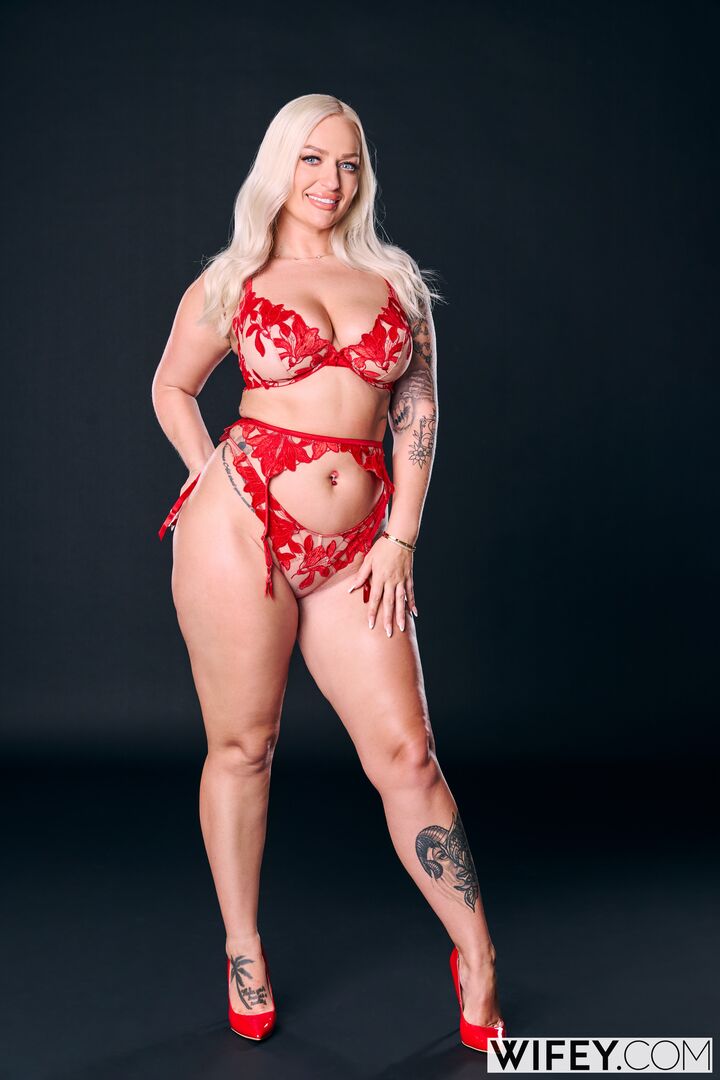 Elana And DickDealer Don - Gorgeous Hotwife Takes A Thick BBC