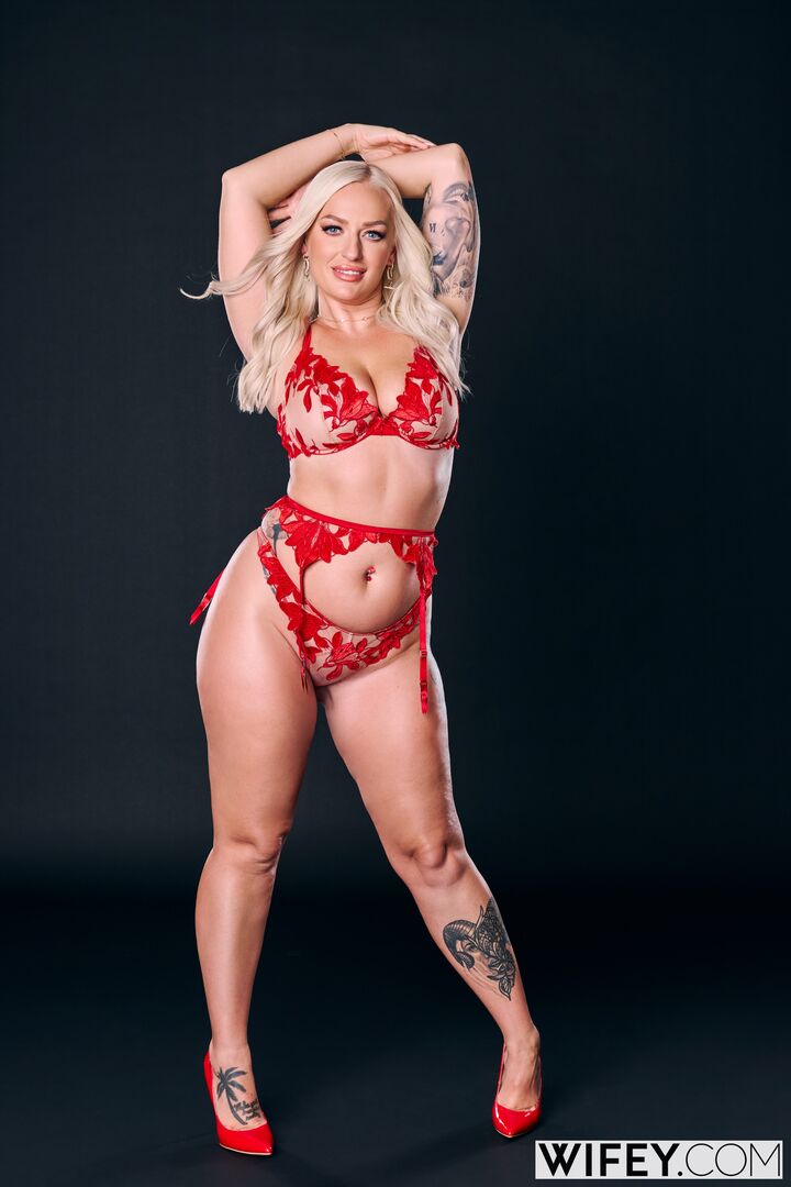 Elana And DickDealer Don - Gorgeous Hotwife Takes A Thick BBC