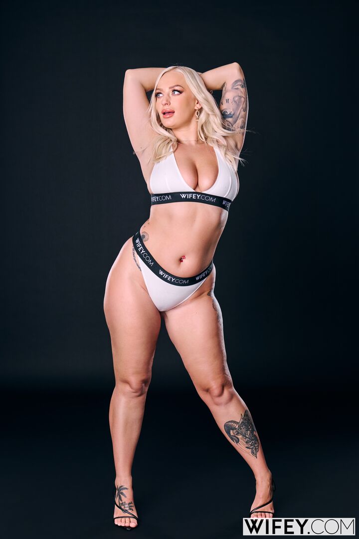 Elana And DickDealer Don - Gorgeous Hotwife Takes A Thick BBC