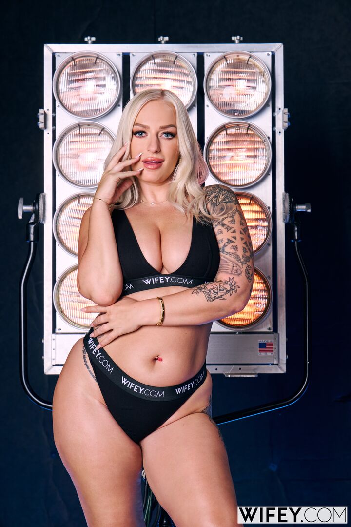 Elana And DickDealer Don - Gorgeous Hotwife Takes A Thick BBC