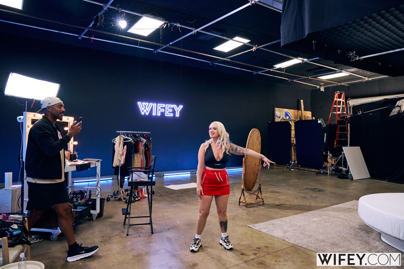 Elana And DickDealer Don - Gorgeous Hotwife Takes A Thick BBC