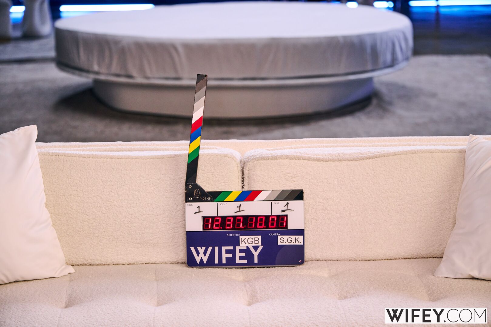 Elana And DickDealer Don - Gorgeous Hotwife Takes A Thick BBC