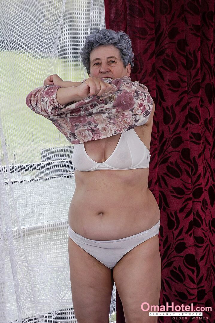 ROSA LOVES TO TRY ANYTHING IN HER PUSSY