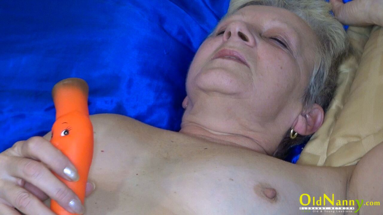 DILDO FUN BETWEEN LESBIAN GIRLFRIENDS