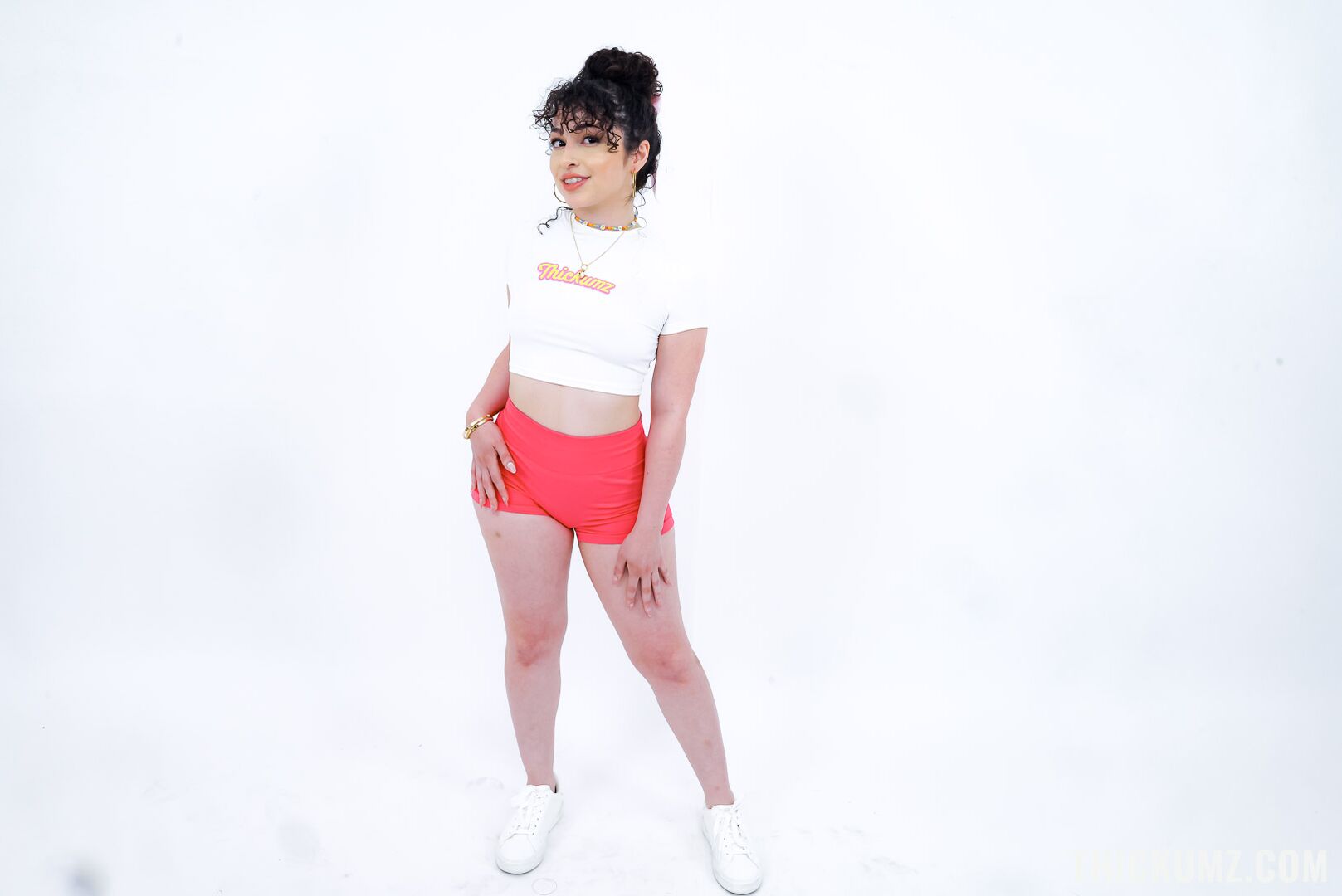 Cutie With a Booty: Pixie Shows off Her Perfect Bubble Butt