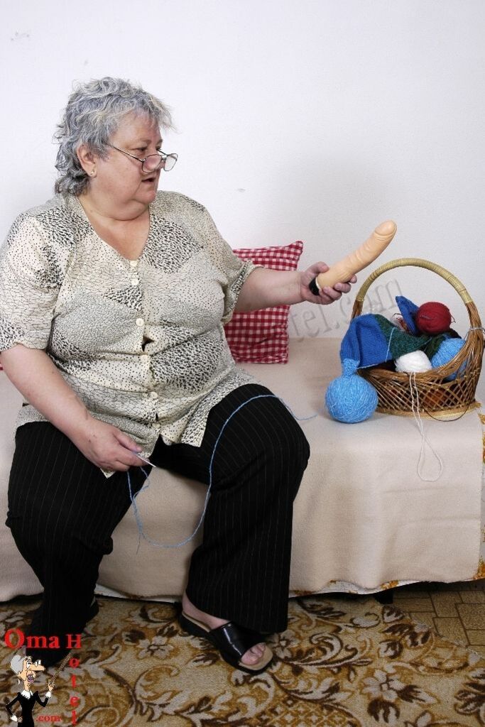 CHUBBY MAJKA LOVES BIG DILDOS