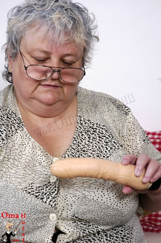 CHUBBY MAJKA LOVES BIG DILDOS