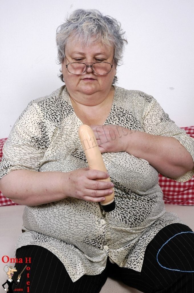 CHUBBY MAJKA LOVES BIG DILDOS