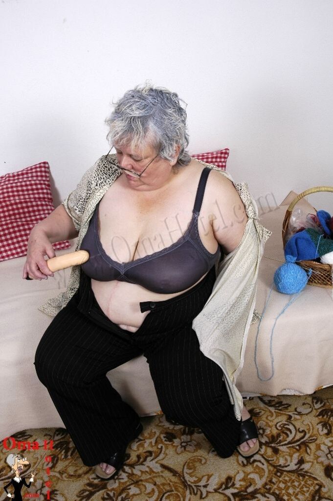 CHUBBY MAJKA LOVES BIG DILDOS