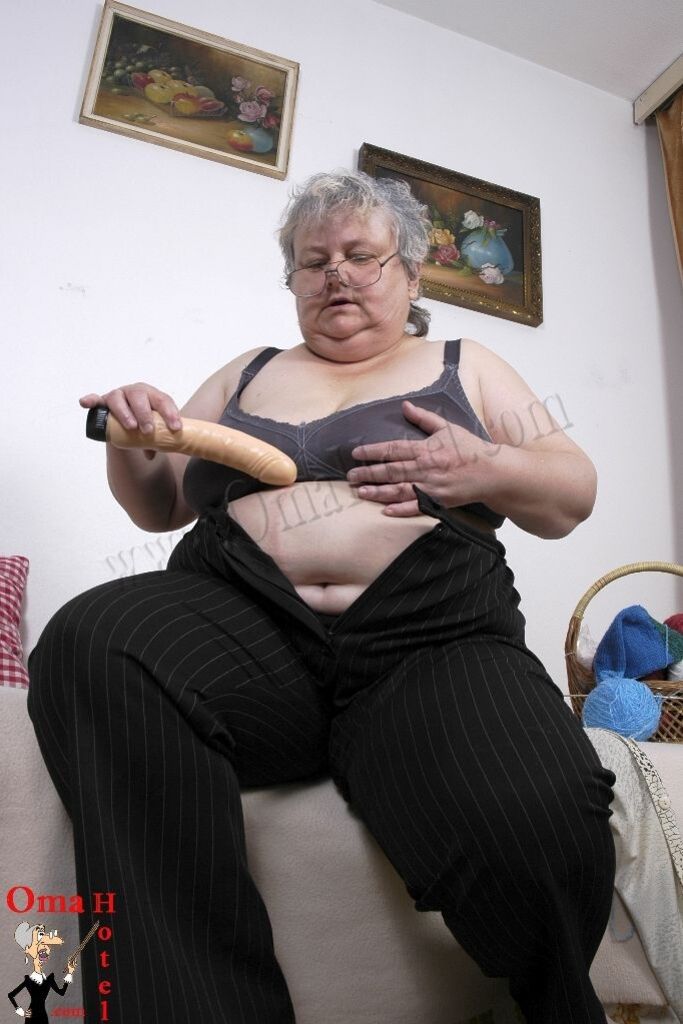 CHUBBY MAJKA LOVES BIG DILDOS