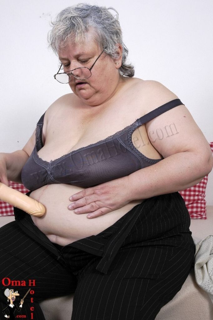 CHUBBY MAJKA LOVES BIG DILDOS