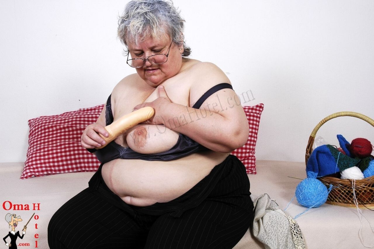 CHUBBY MAJKA LOVES BIG DILDOS