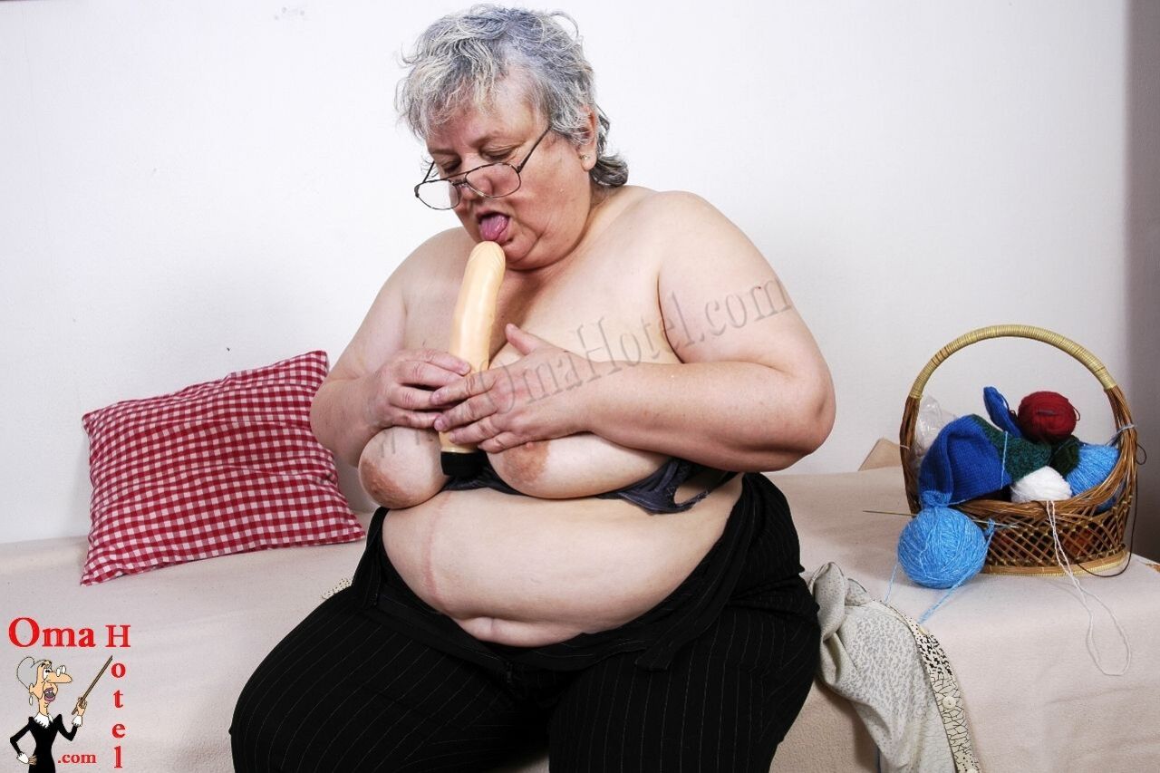 CHUBBY MAJKA LOVES BIG DILDOS