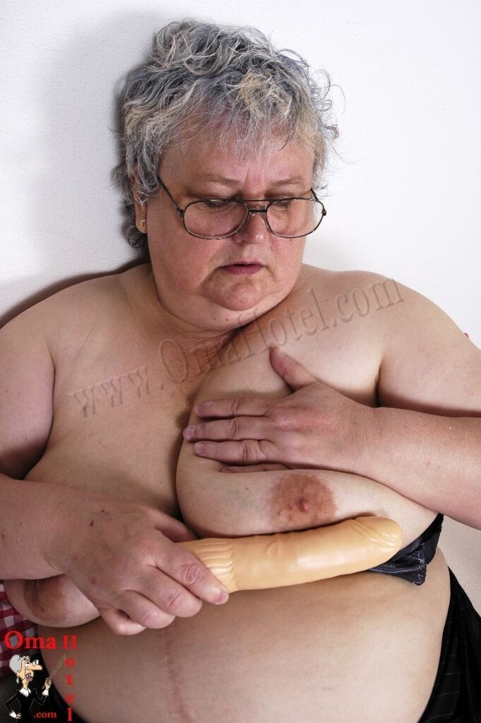 CHUBBY MAJKA LOVES BIG DILDOS
