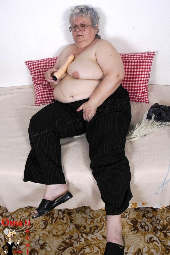 CHUBBY MAJKA LOVES BIG DILDOS