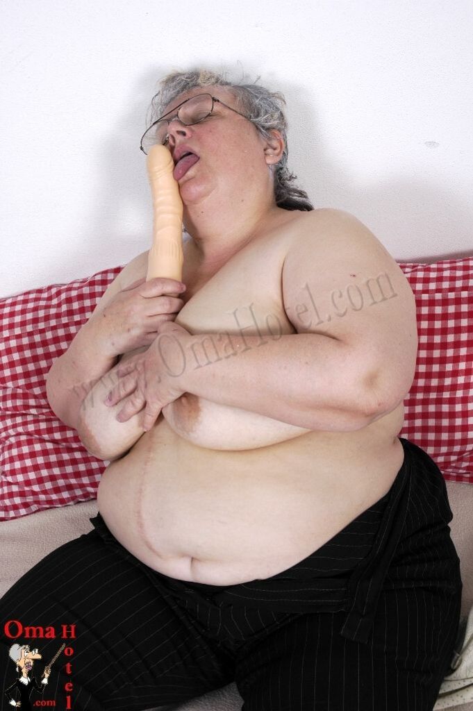 CHUBBY MAJKA LOVES BIG DILDOS