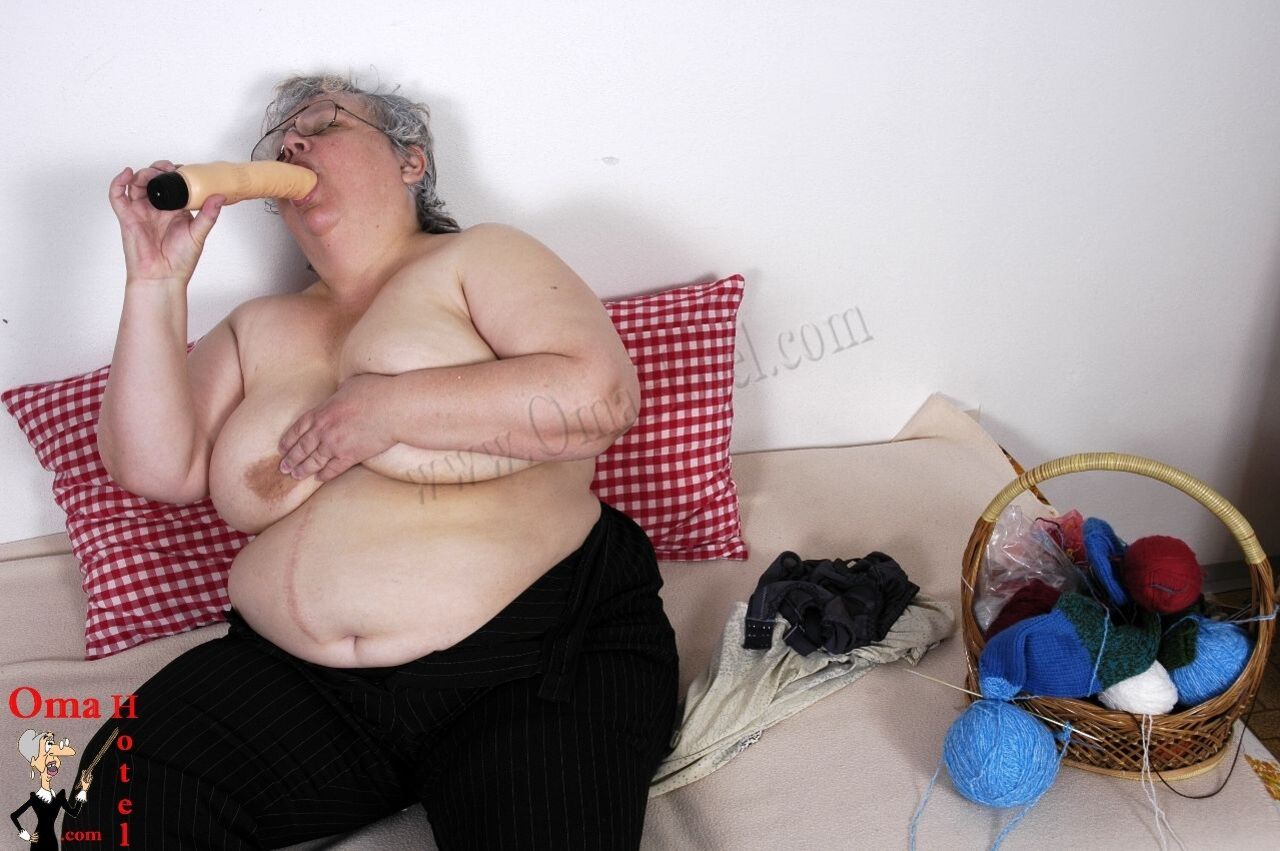 CHUBBY MAJKA LOVES BIG DILDOS
