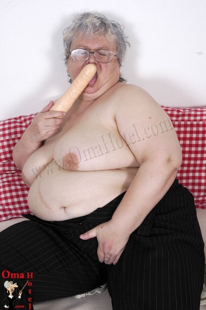 CHUBBY MAJKA LOVES BIG DILDOS