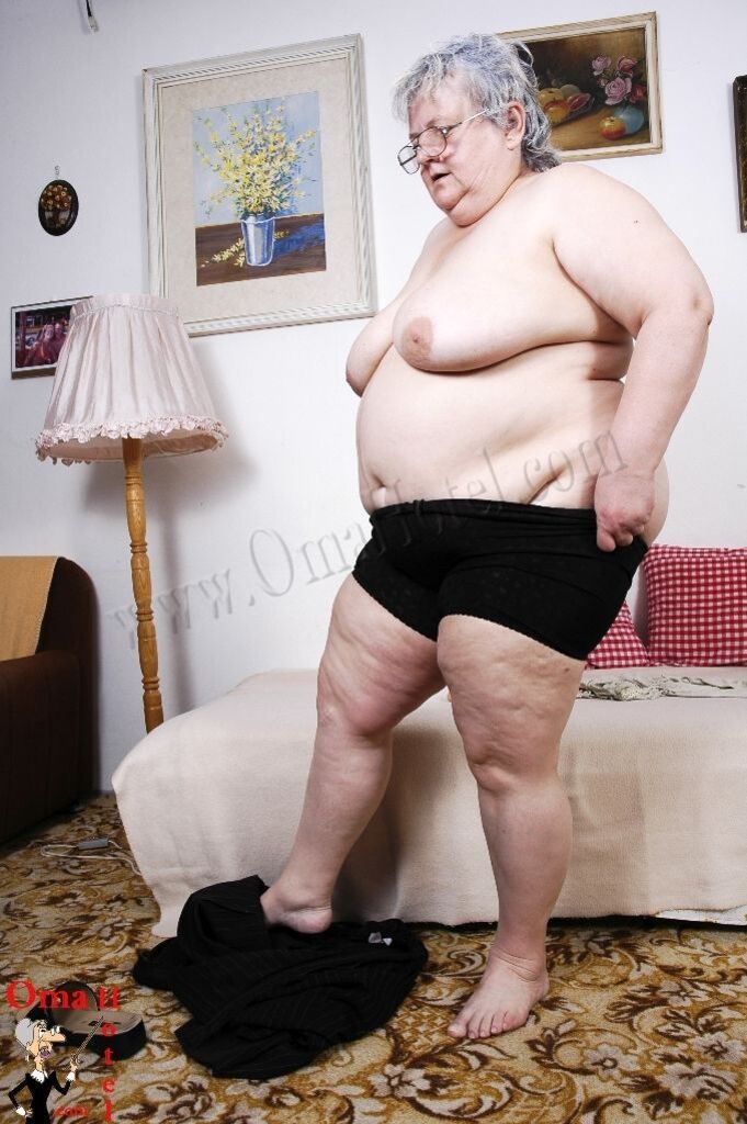 CHUBBY MAJKA LOVES BIG DILDOS