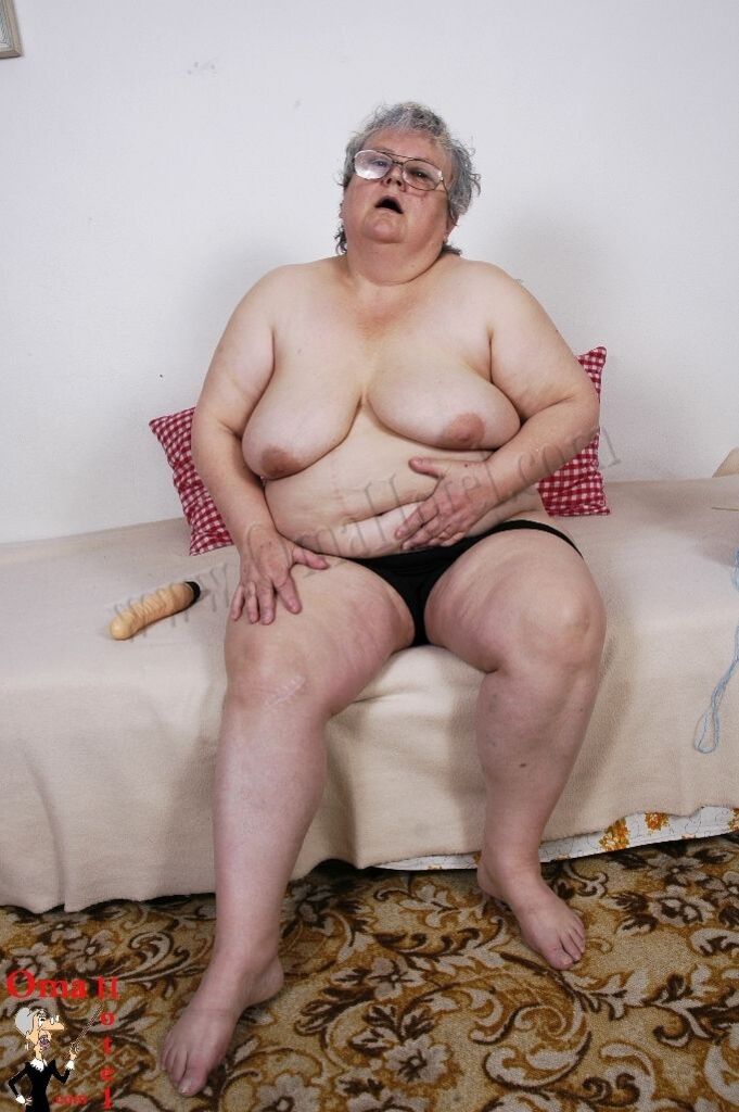 CHUBBY MAJKA LOVES BIG DILDOS
