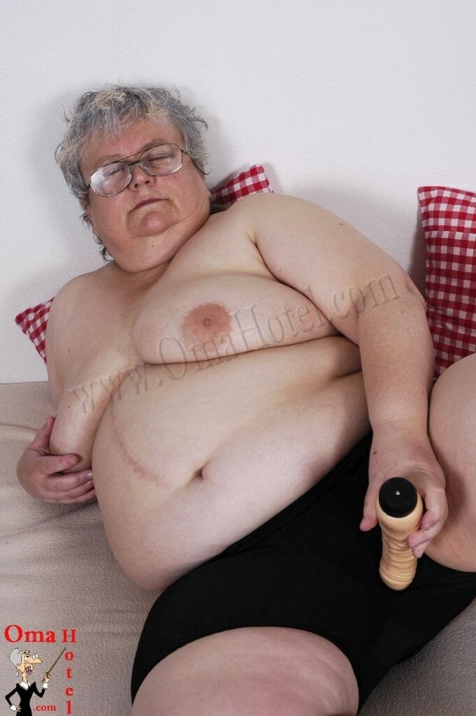 CHUBBY MAJKA LOVES BIG DILDOS