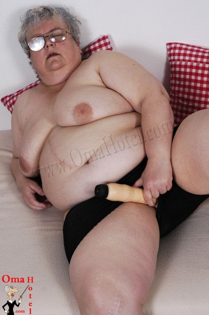 CHUBBY MAJKA LOVES BIG DILDOS