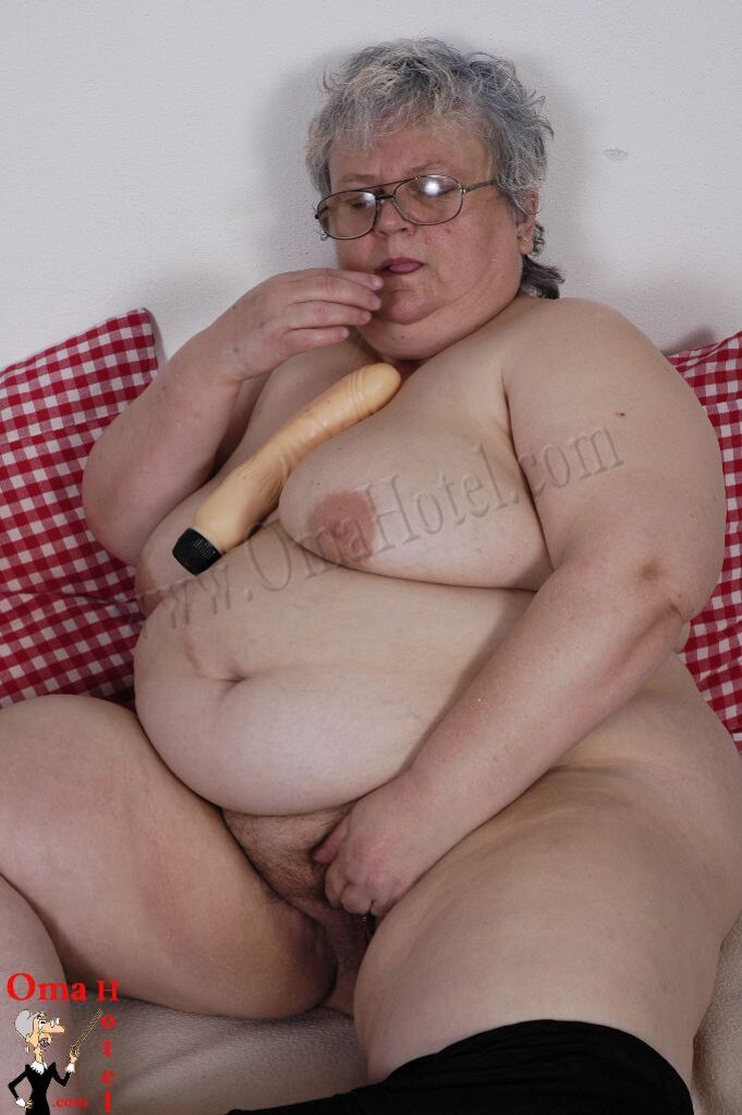 CHUBBY MAJKA LOVES BIG DILDOS
