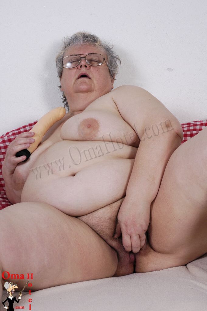 CHUBBY MAJKA LOVES BIG DILDOS