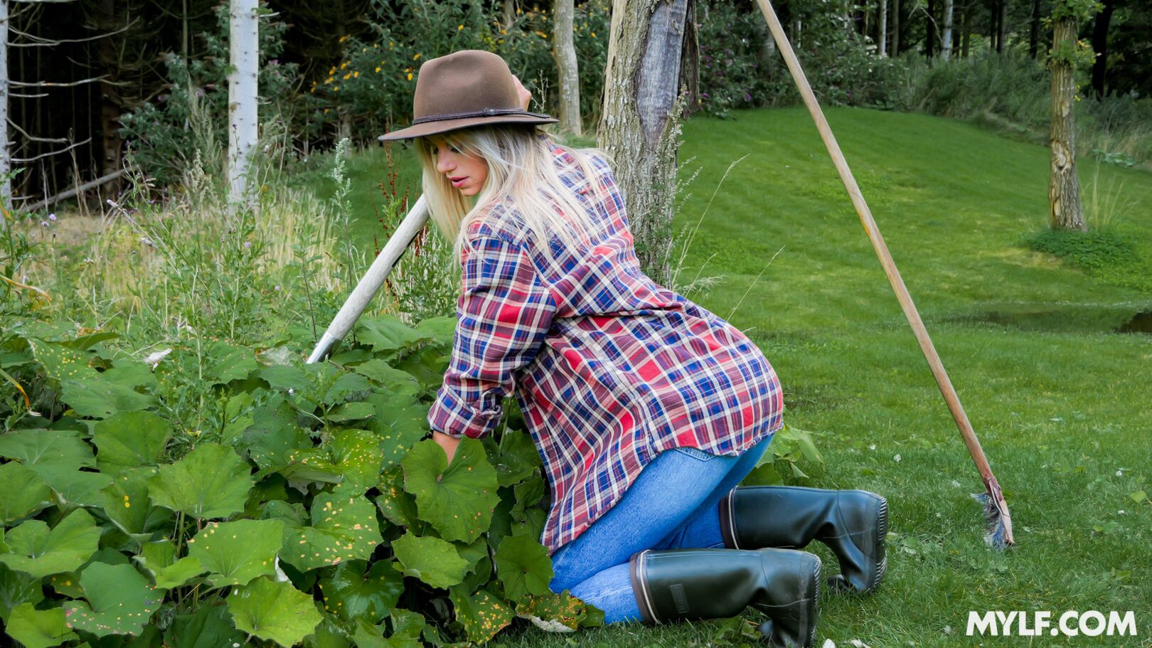 She’ll Do Anything To Inherit the Farm (Blue Collar Babes, Series Premiere)