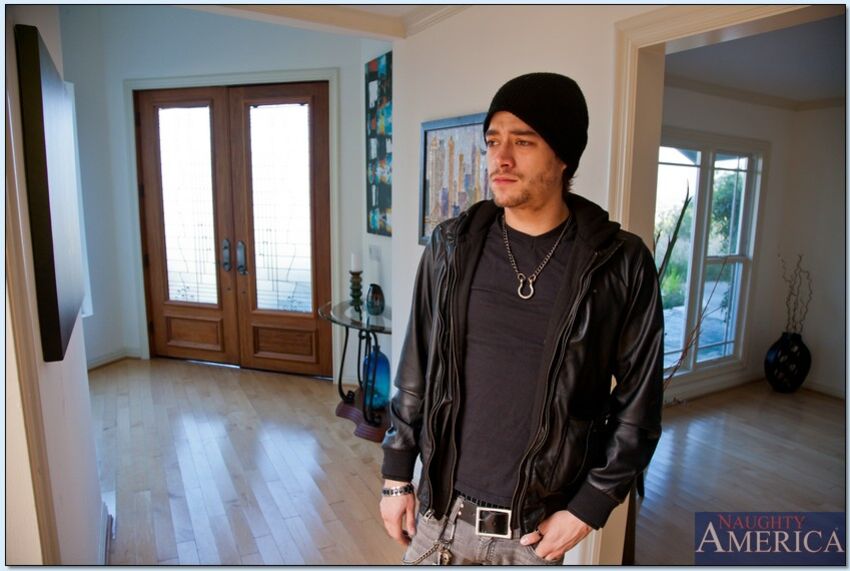 Gracie Glam fucking in the living room with her big ass