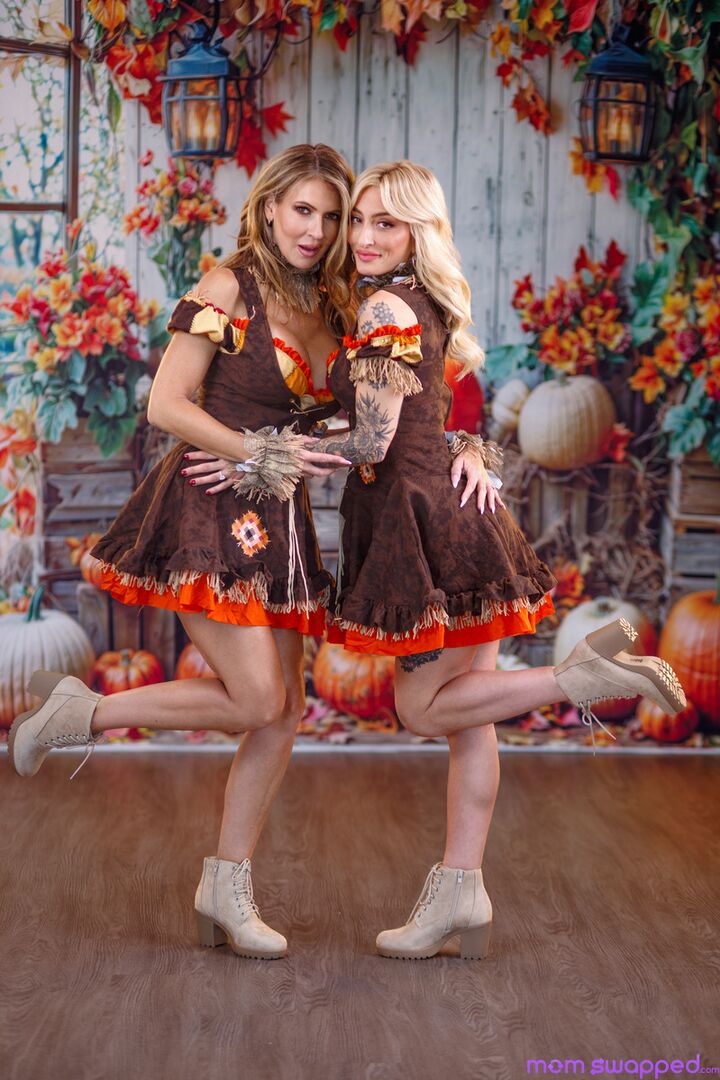 Mom Pussy Makes A Perfect Thanksgiving - S5:E3