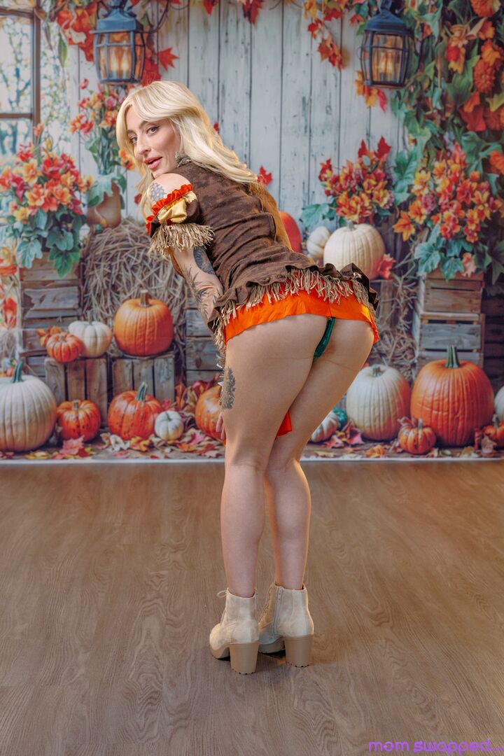 Mom Pussy Makes A Perfect Thanksgiving - S5:E3