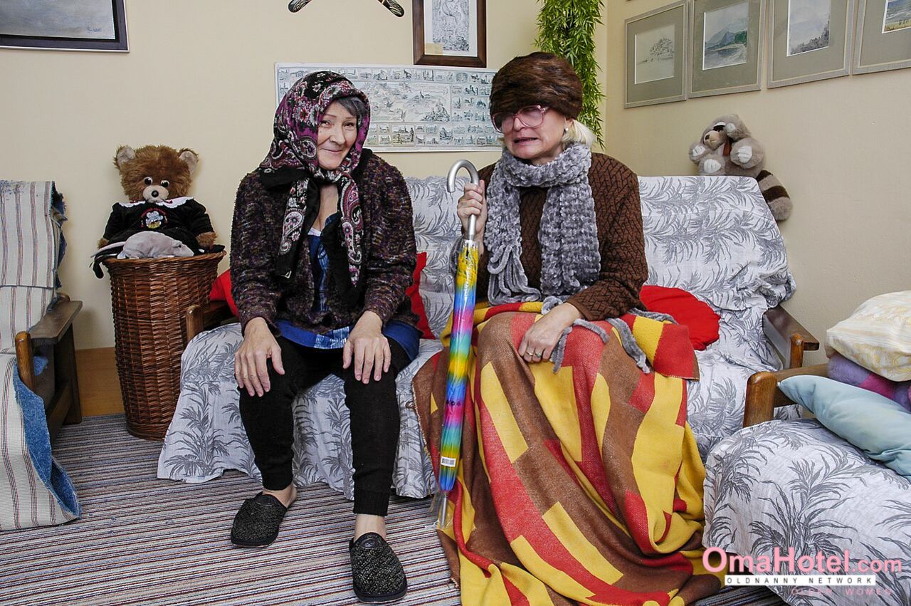 OLDER LESBIANS MASTURBATING HARD