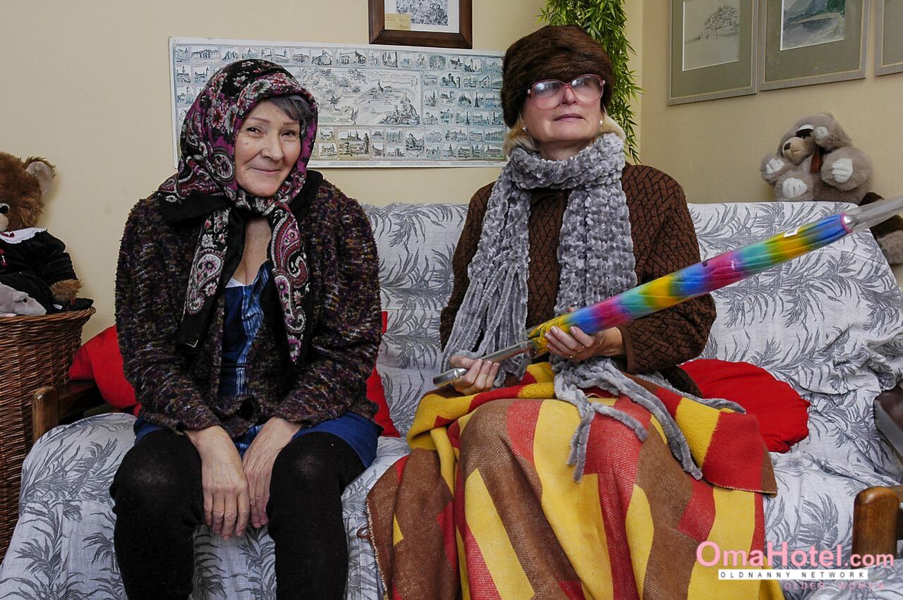 OLDER LESBIANS MASTURBATING HARD