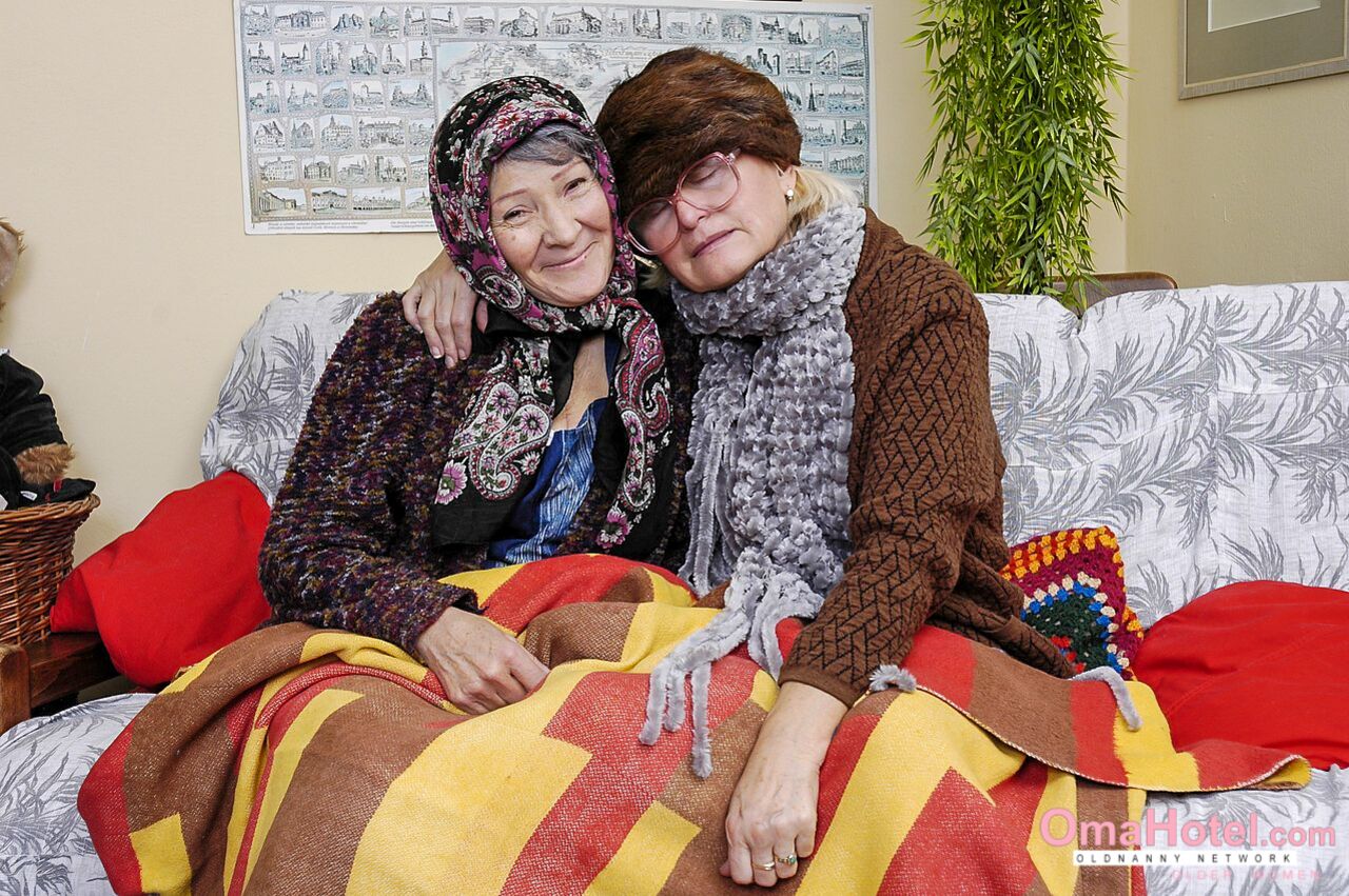 OLDER LESBIANS MASTURBATING HARD