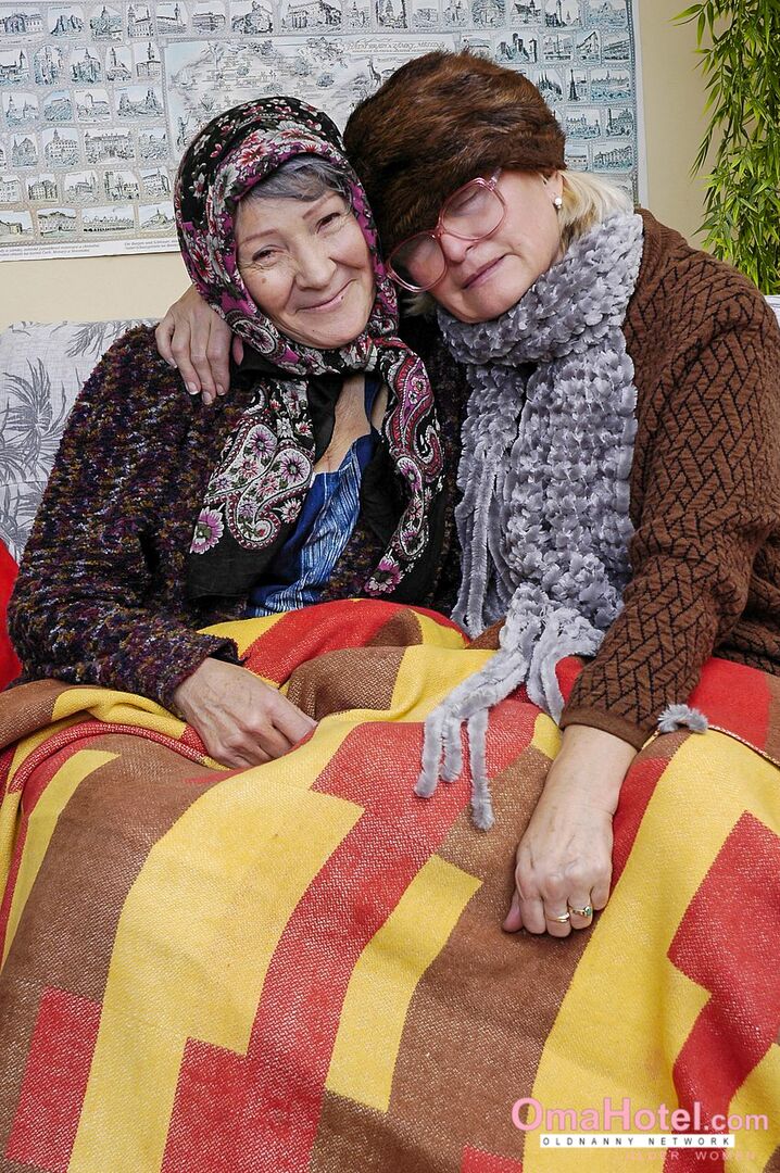 OLDER LESBIANS MASTURBATING HARD