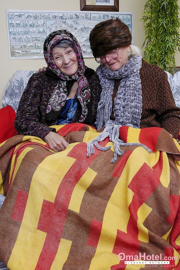 OLDER LESBIANS MASTURBATING HARD
