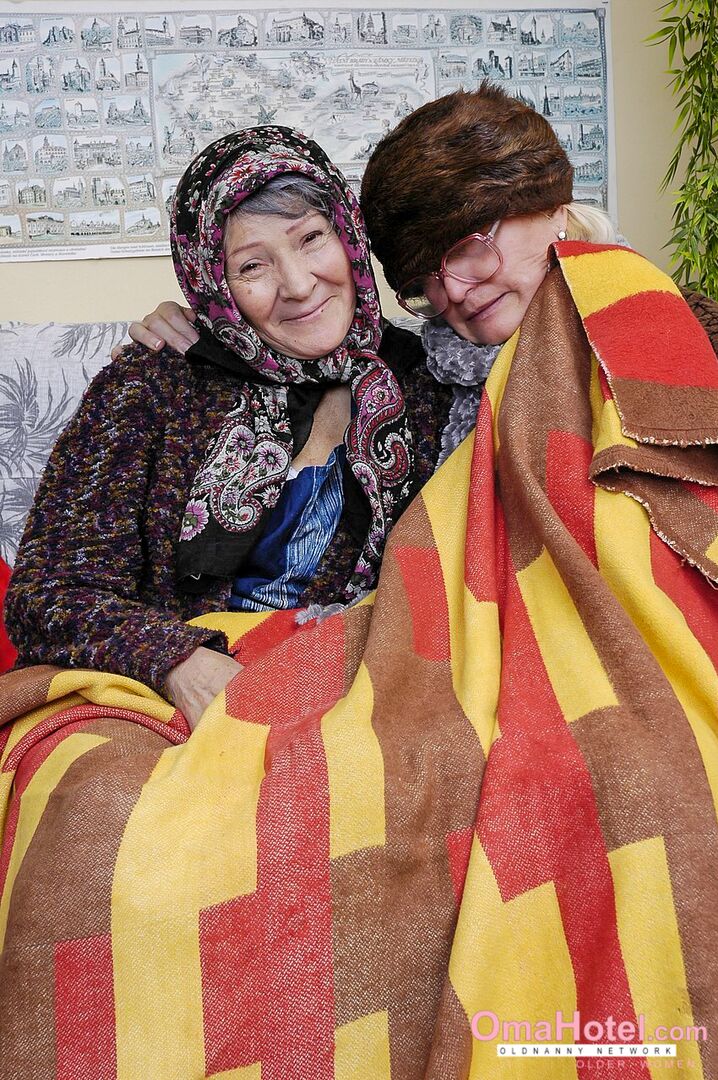 OLDER LESBIANS MASTURBATING HARD