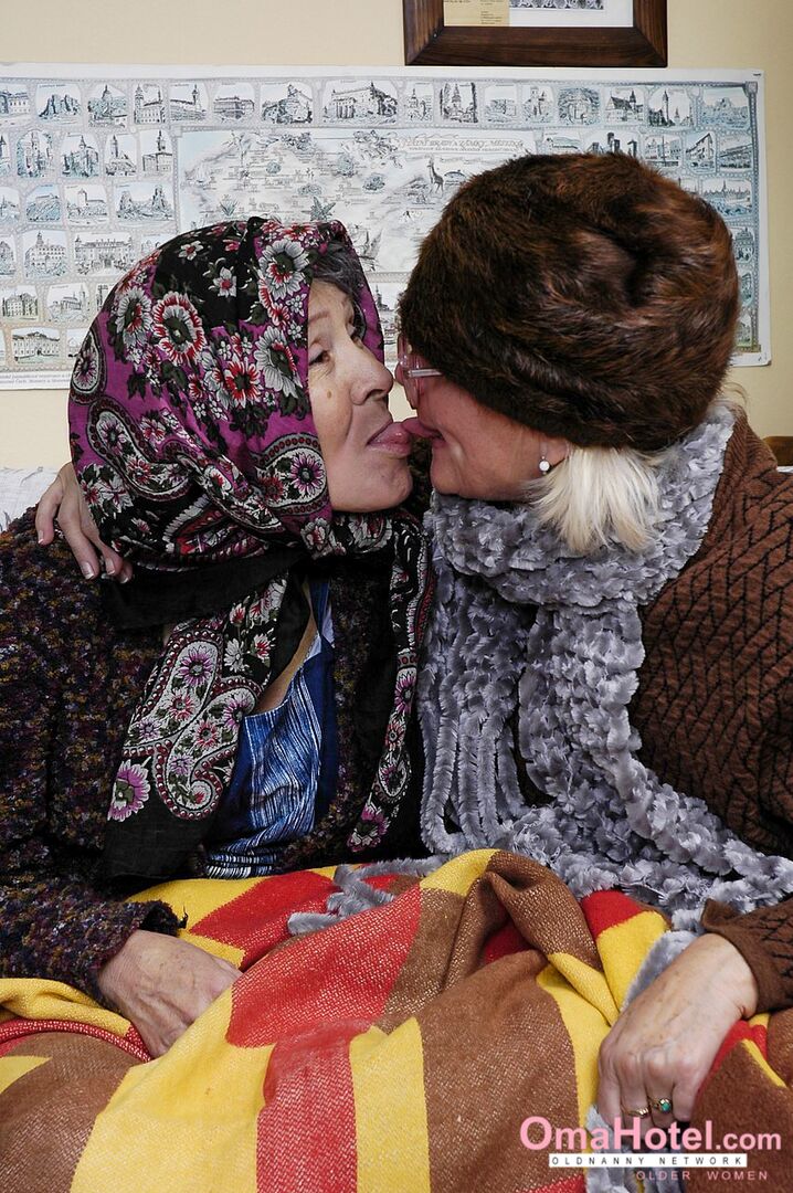 OLDER LESBIANS MASTURBATING HARD
