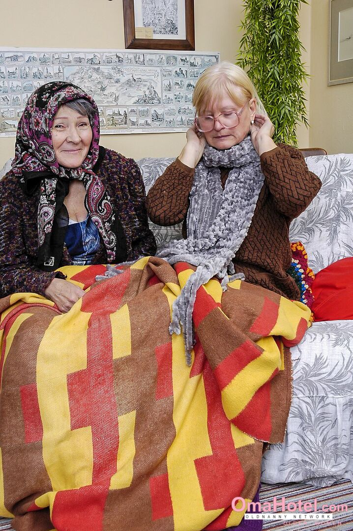 OLDER LESBIANS MASTURBATING HARD