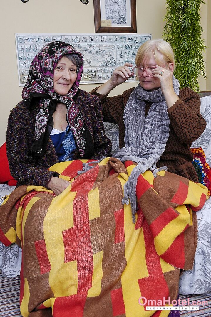 OLDER LESBIANS MASTURBATING HARD